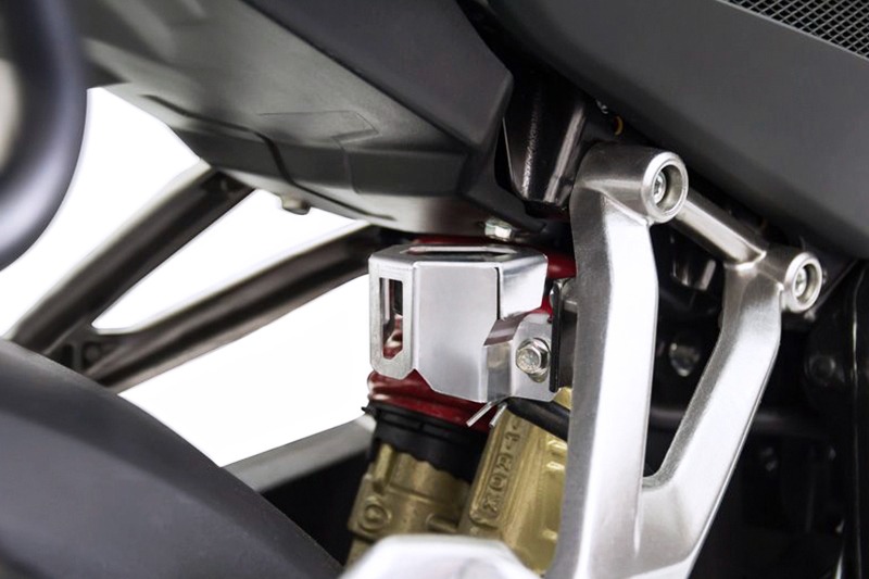 Protec tarro líq de freno FP tras pulsar 200 Ns y Dominar 400